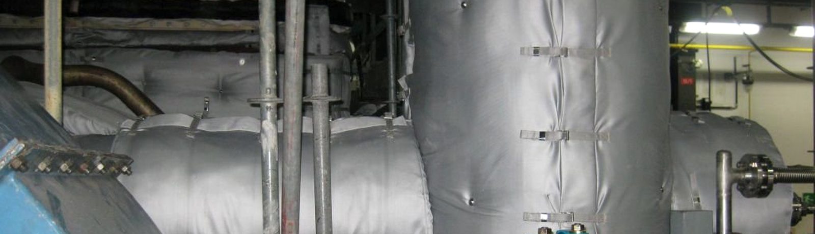 Isolierte Behälter und Rohrleitungen in einer Industrieanlage – ausgeführt von einer Firma für Isolierung