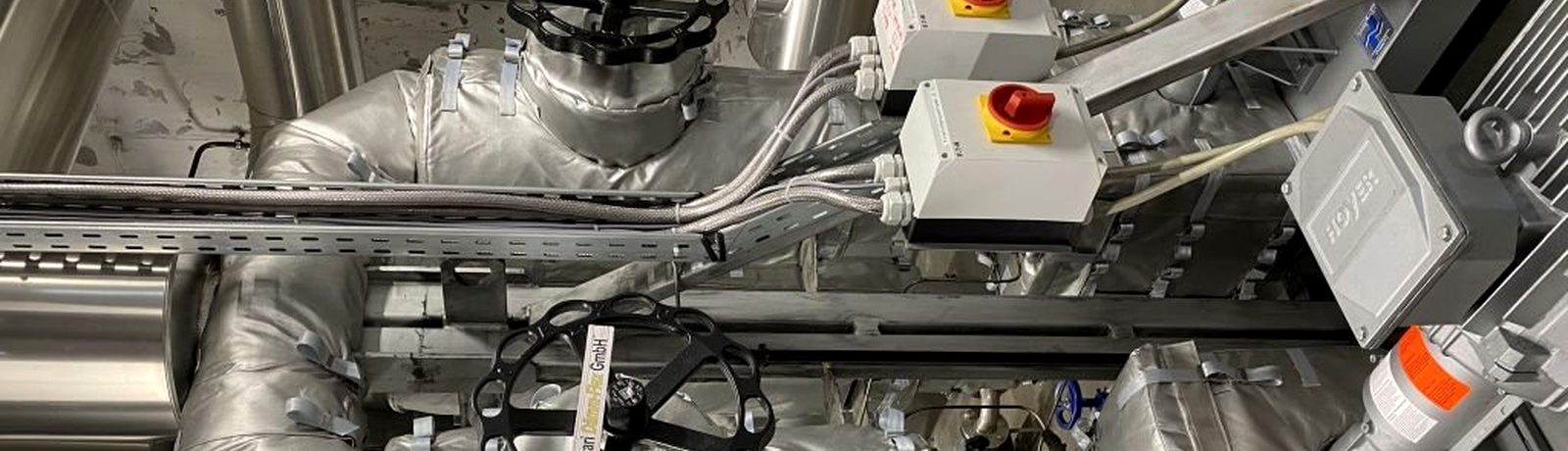 Textil isolierte Armaturen mit Handrädern in einer Anlage – Begriffe der technischen Isolierung