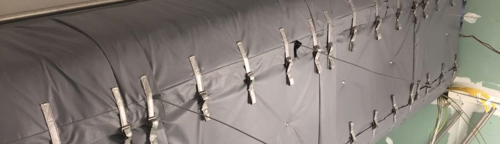 Großflächige Isolierdecke mit Edelstahlverschlüssen an einem Anlagenteil – Maßanfertigung von Miftari Dämm-Flex