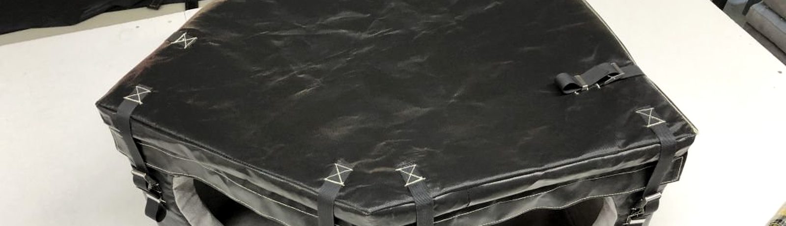 Maßgefertigte Isoliermatte mit Aussparungen auf dem Fertigungstisch – Dämmmatte von Miftari Dämm-Flex