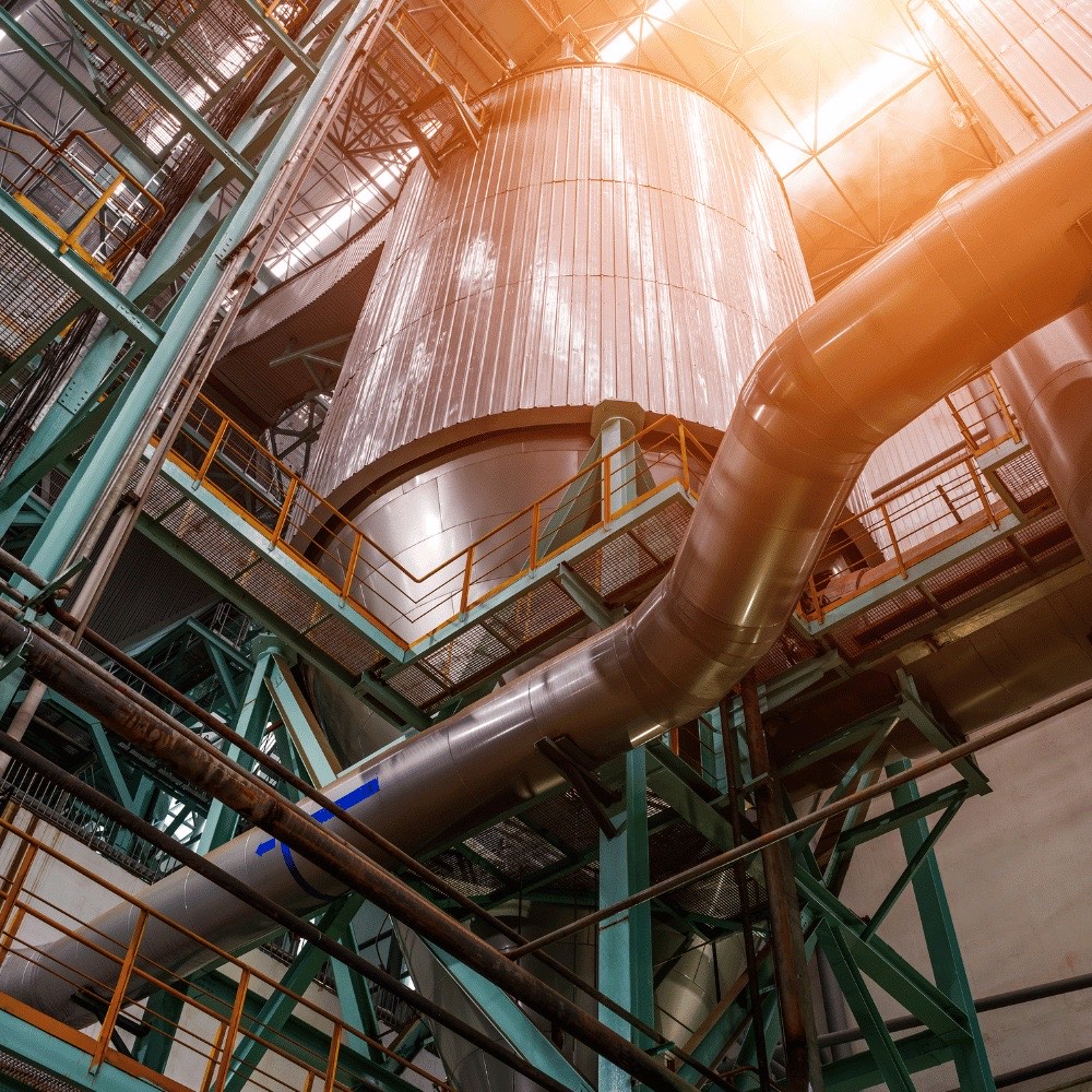 Großkessel mit Rohrleitungen in einem Industriekesselhaus im warmen Licht – Isolierungen für Großkessel und Dampferzeuger