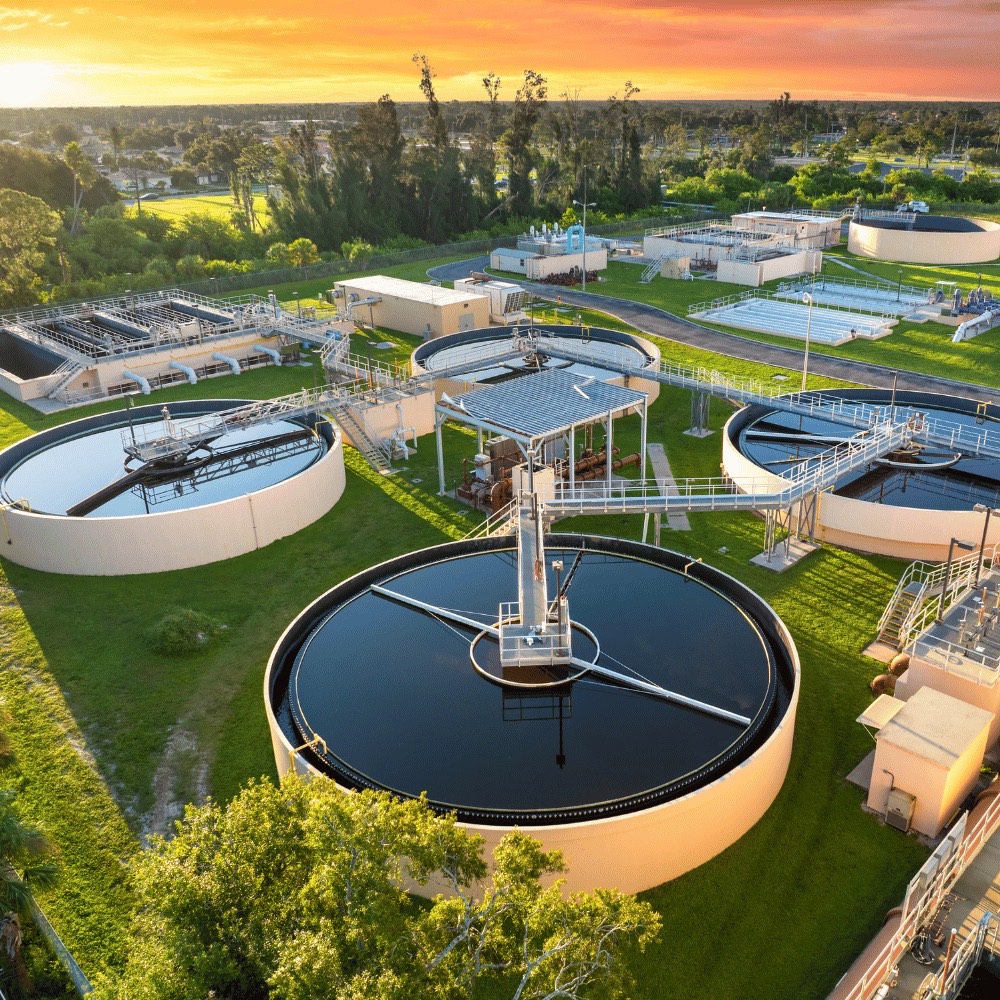 Luftaufnahme einer kommunalen Kläranlage mit runden Klärbecken – Isolierungen für Stadtwerke von Miftari Dämm-Flex